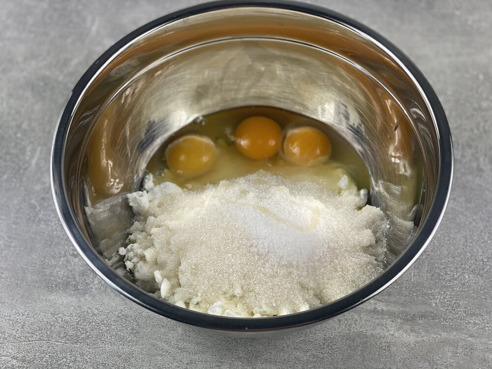 Перебити сир, яйця і цукор для львівського сирника