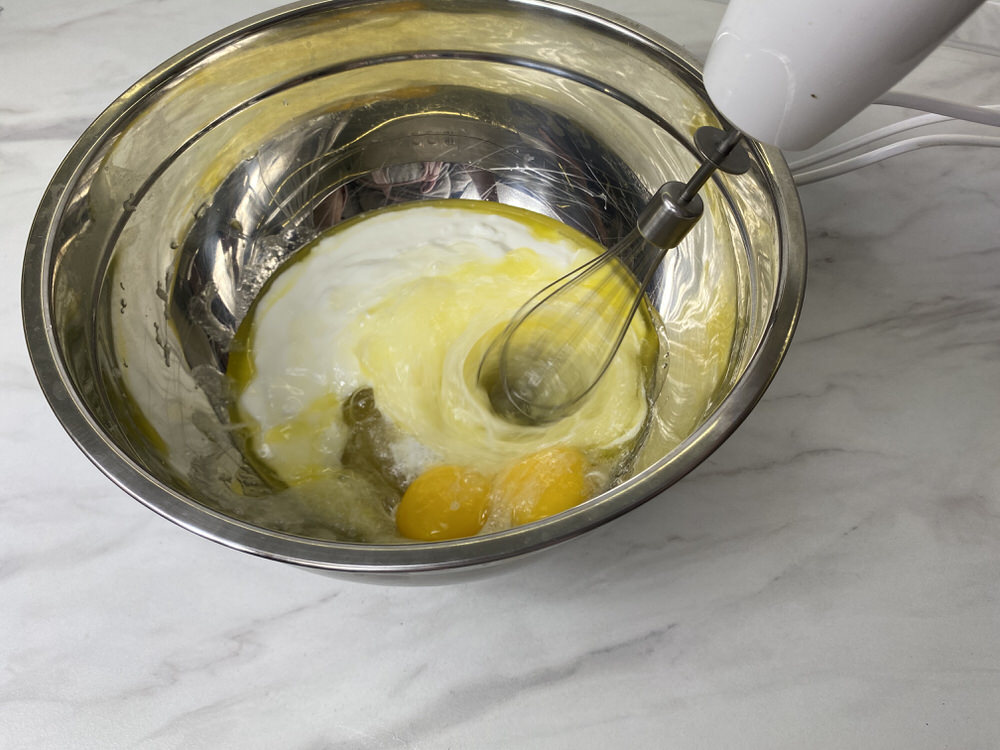 Збиваємо ретельно яйця з цукром і маслом
