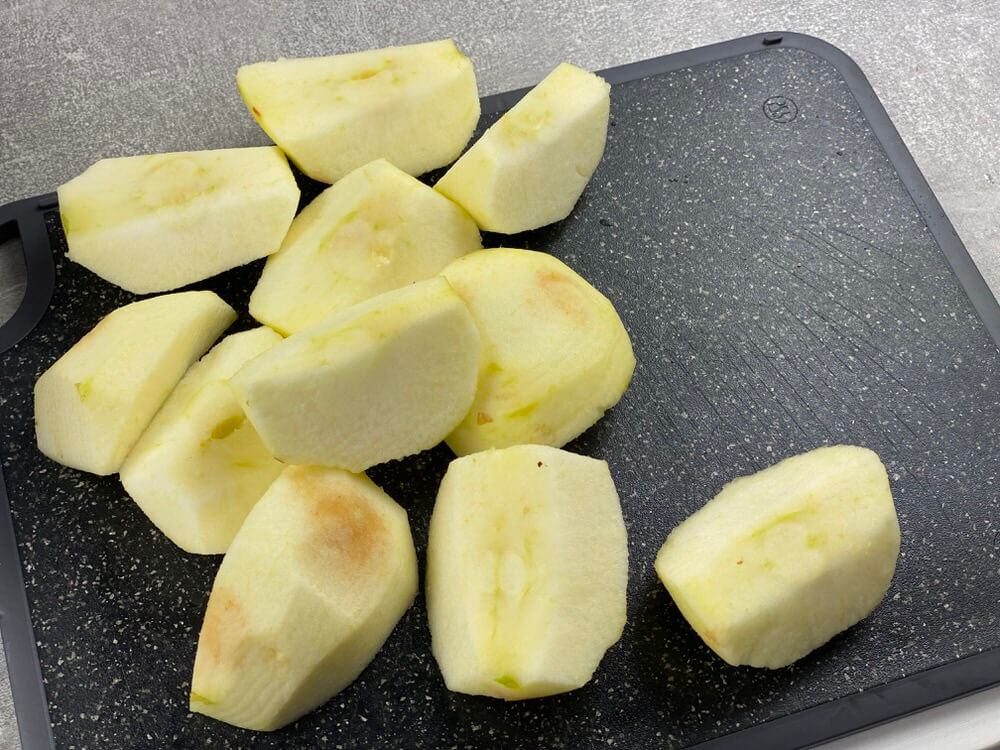 Очистити яблука для сирного штруделя