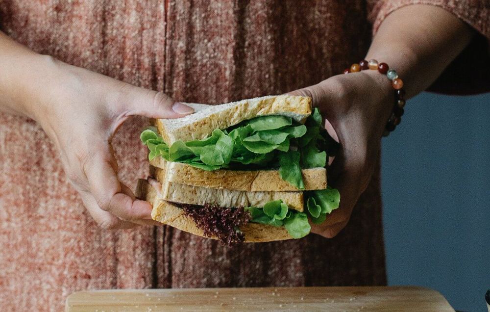 Сэндвич с листьями салата и творогом