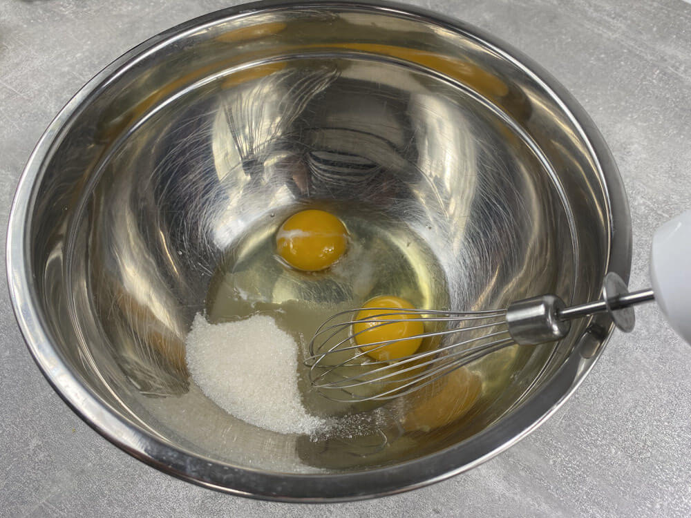 Збиваємо яйця з цукром і сіллю для млинців