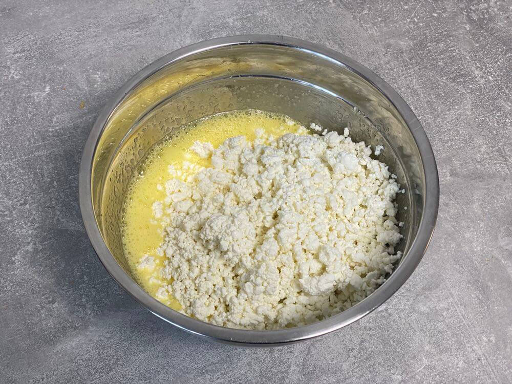 Додати сир до яєчної суміші