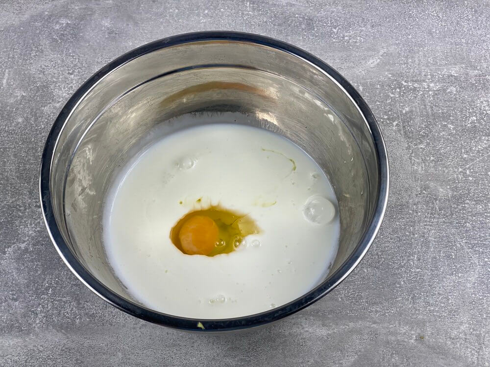 Додати яйце в кефір для тіста