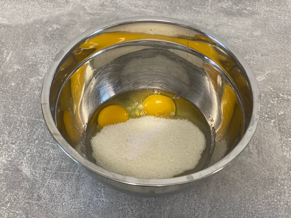 Взбить яйца с сахаром для кексов