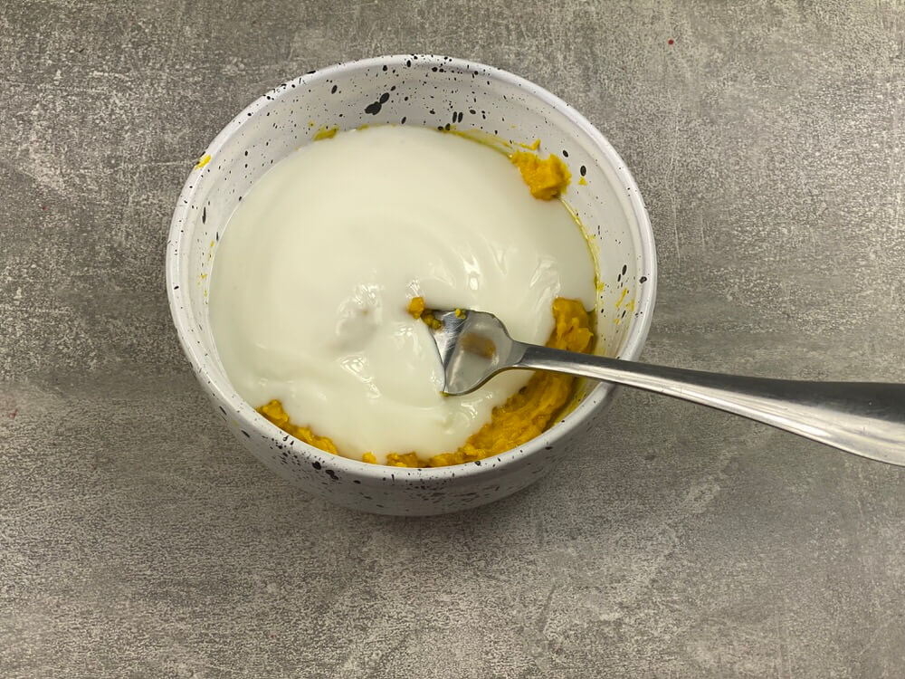Добавляем йогурт в желтки