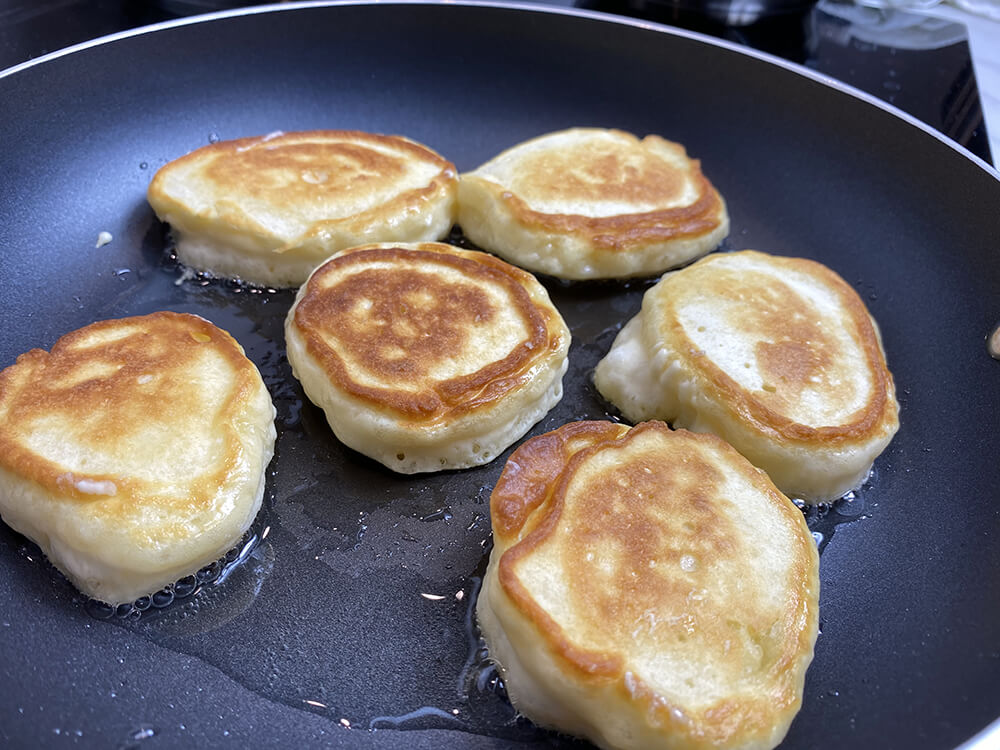 Викладаємо оладки на сковороду