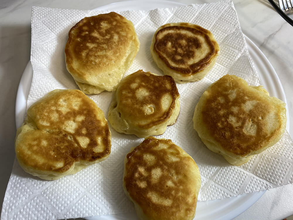 Обсмажуємо оладки на сковороді