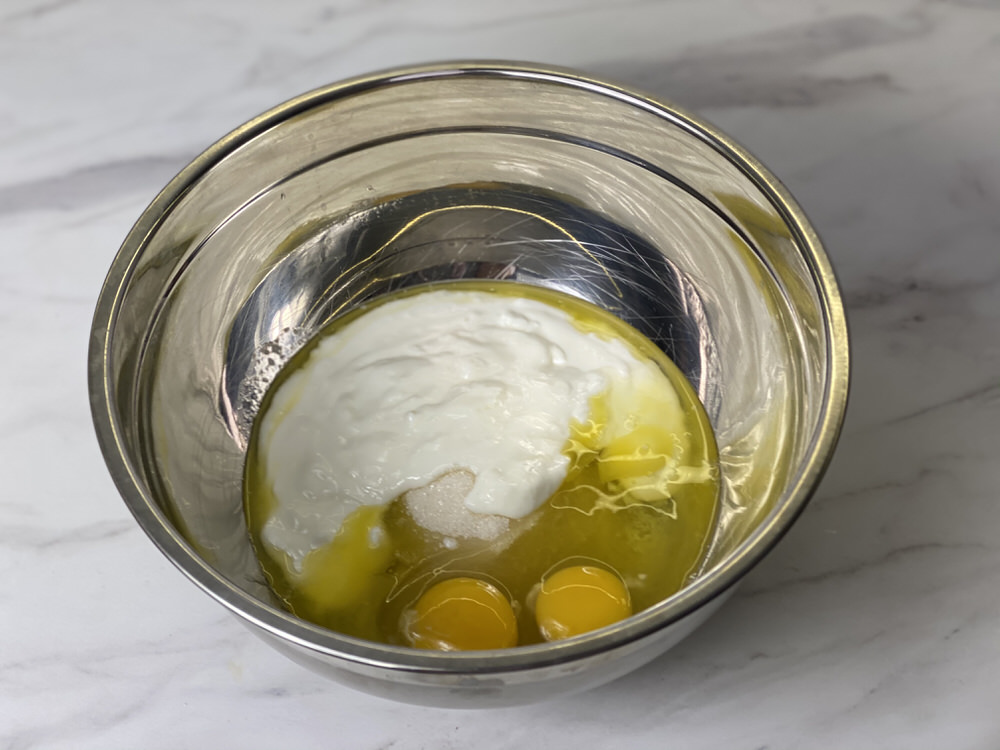 Добавляем яйца и йогурт