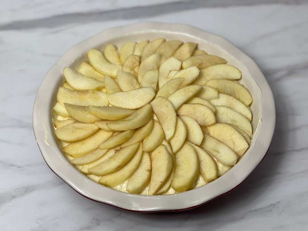 Выкладываем яблоки на тесто