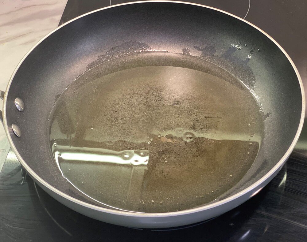 Розігріти масло в сковорідці