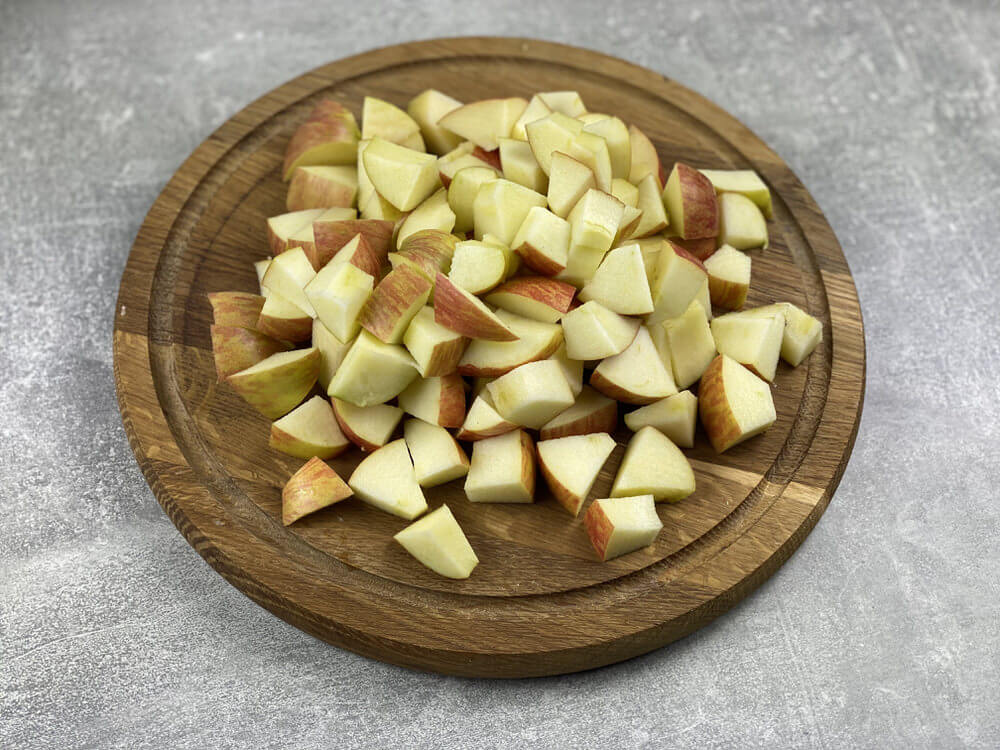 Нарезать яблоки для шарлотки