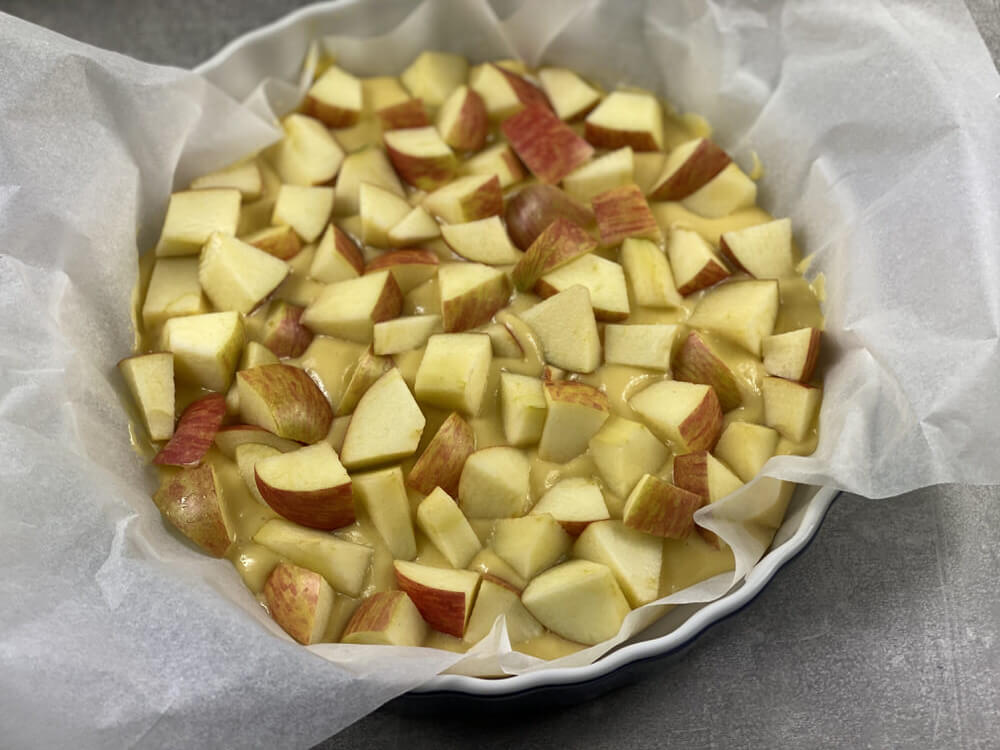 Выкладываем яблоки в тесто для шарлотки