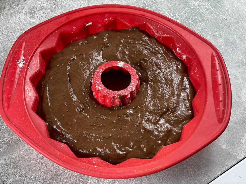 Вылить тесто шоколадного кекса в форму
