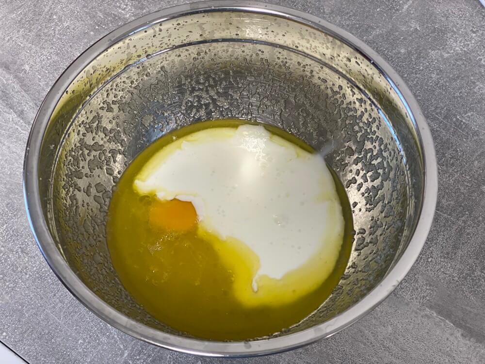 Добавить яйцо и кефир для кекса