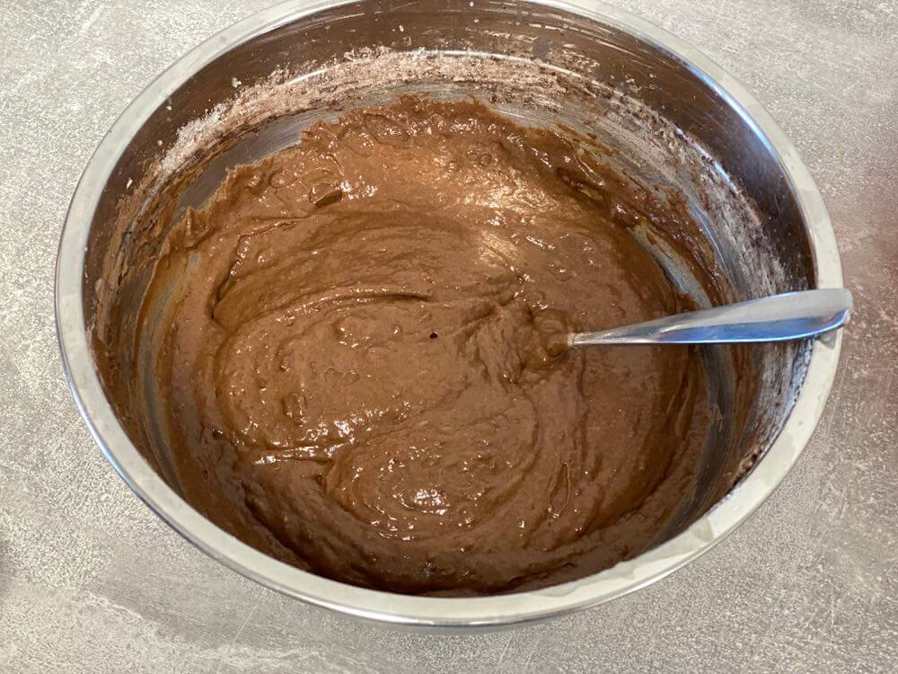 Замесить тесто для шоколадно-бананового кекса