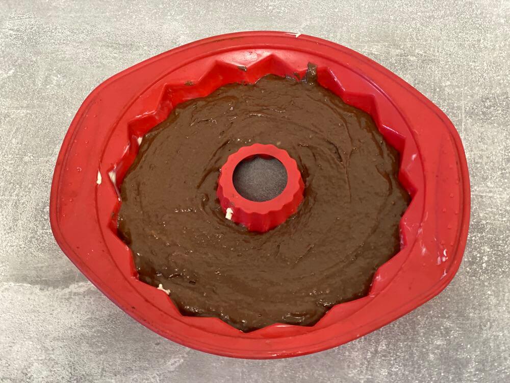 Вылить тесто в форму для выпекания шоколадно-бананового кекса