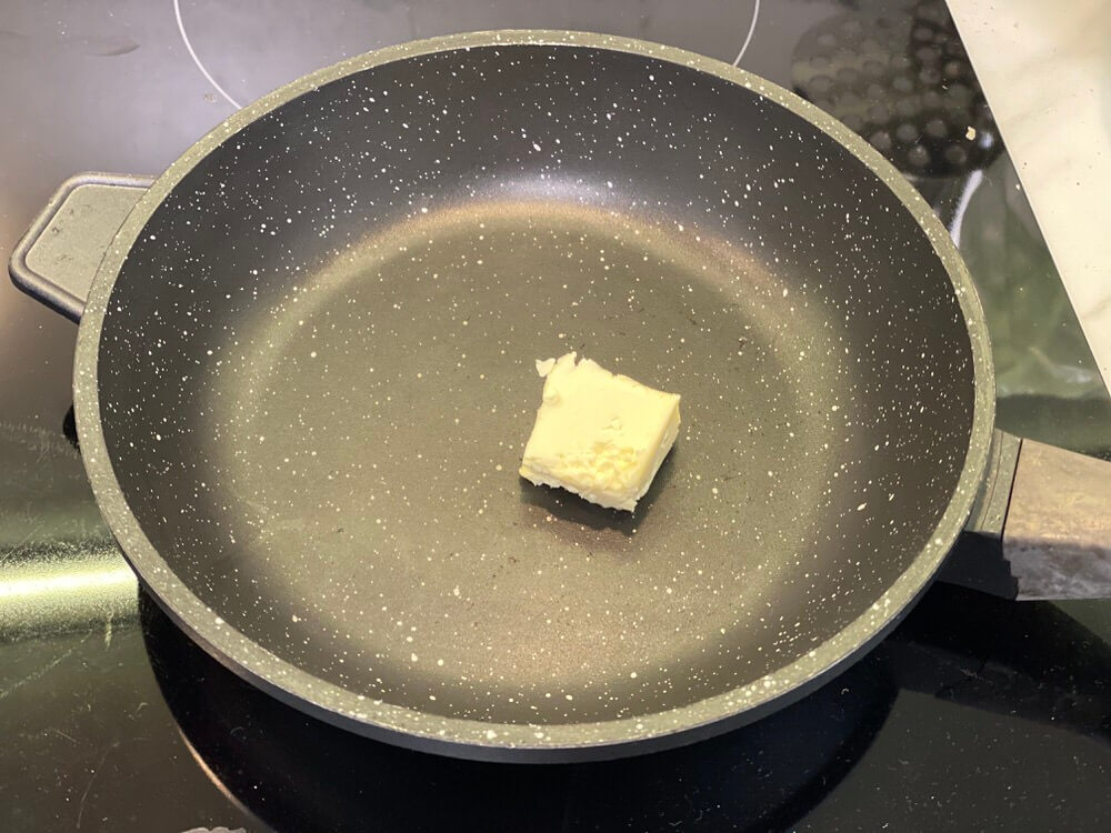 Растопить сливочное масло на сковороде