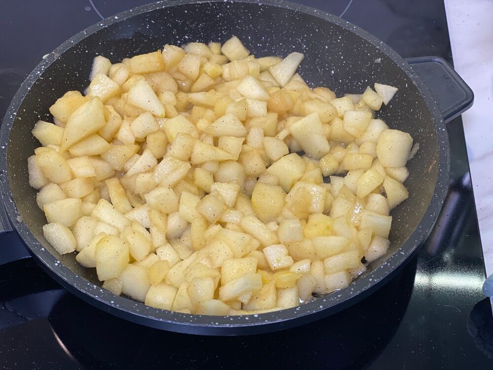 Карамелизированные яблоки для штруделя
