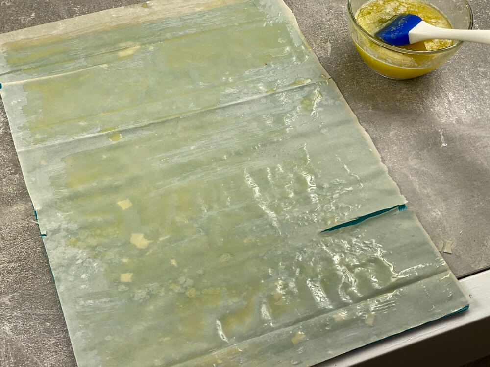Смазываем лист теста фило сливочным маслом