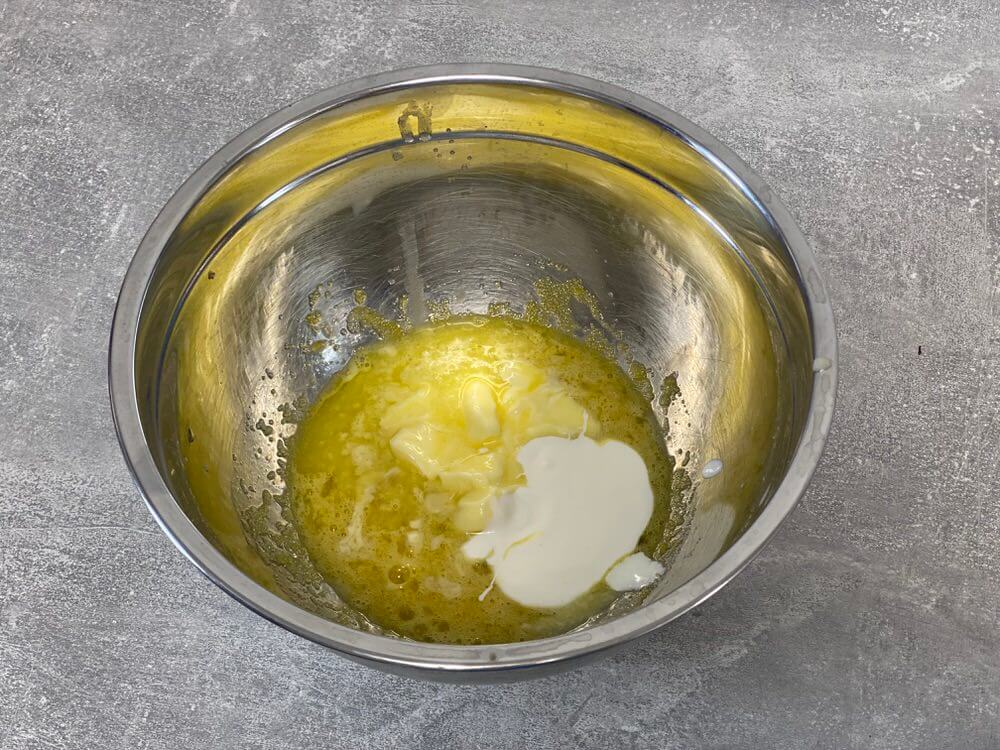 Додати масло і сметану в тісто для сочників