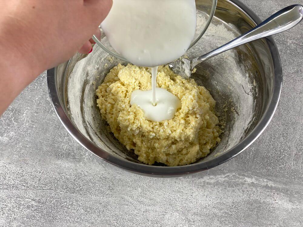 Додати кефір до сирного тіста