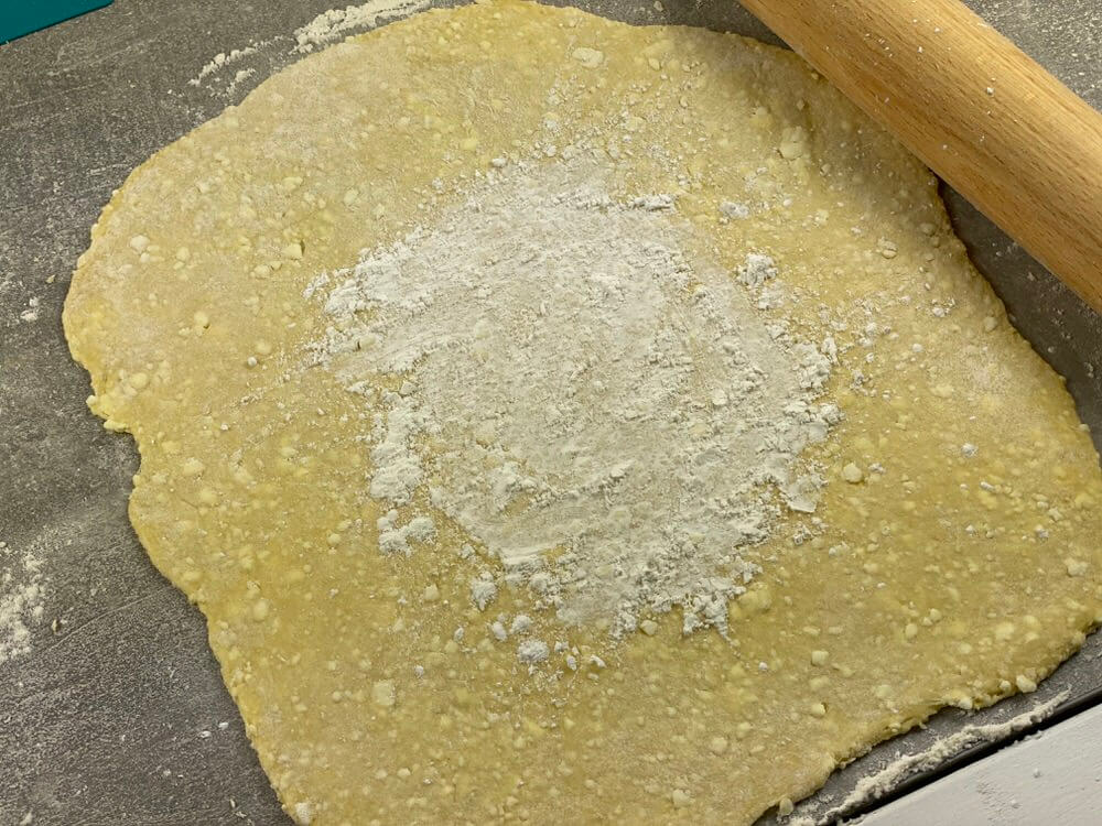 Присипати тісто для галети кукурудзяним крохмалем