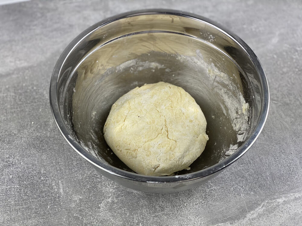 Вымесить и скатать в шар тесто для творожного печенья