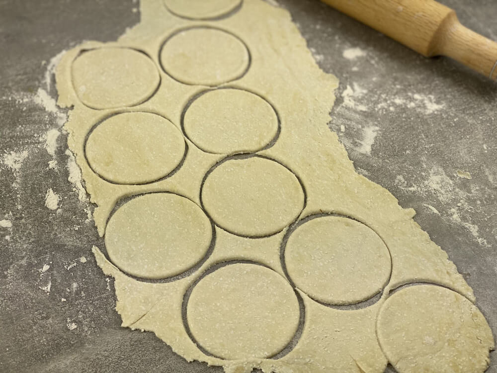 Вирізати кружечки для сирного печива