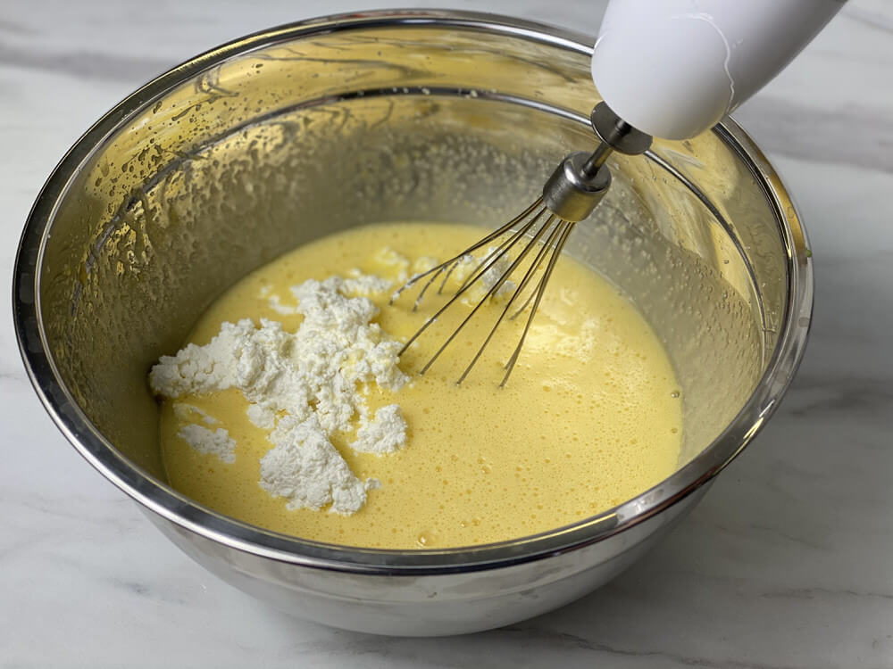 Добавить творог и взбить тесто на творожный кекс