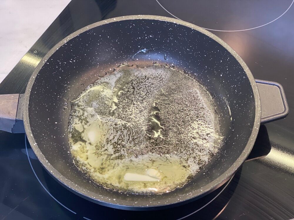 Растопить сливочное масло на сковороде для заправки йогуртового супа