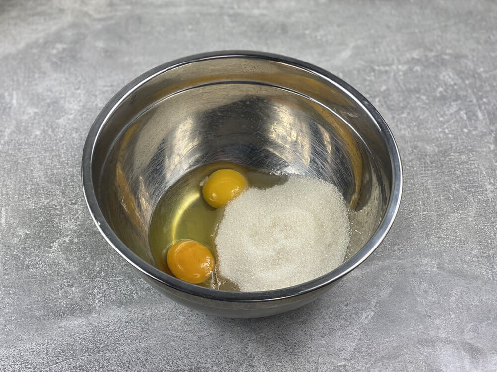 Взбиваем яйца с сахаром для йогуртовых кексов
