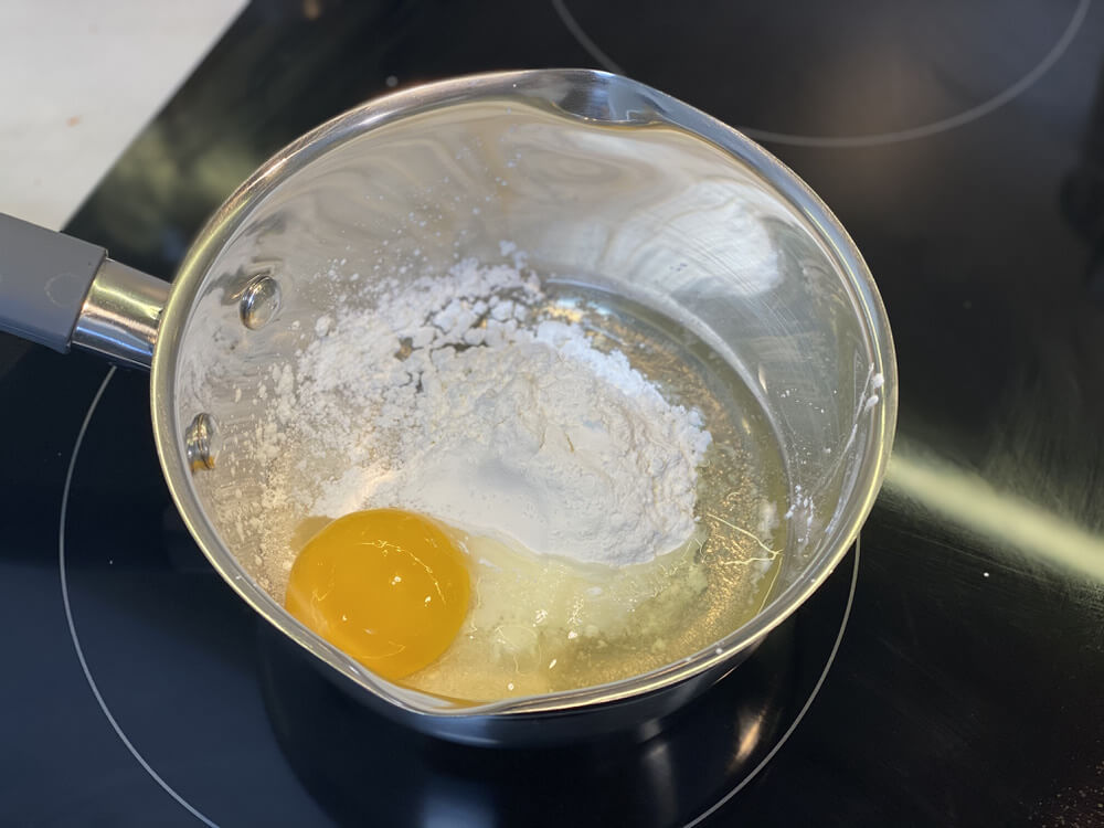 Добавляем яйцо к сахару с крахмалом